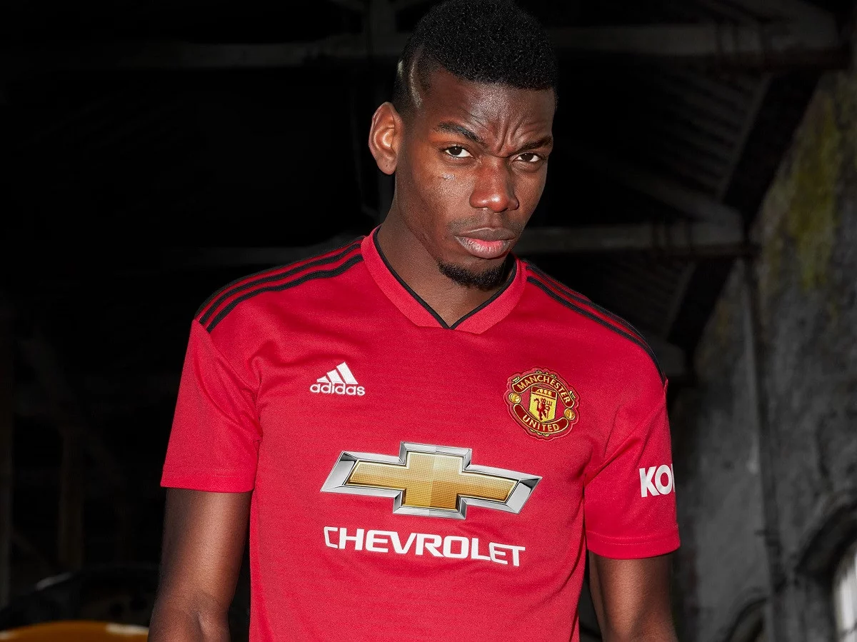 post card pogba maglia manchester united 2018 2019.webp